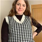 Estudiante de magisterio que da clases a niños de infantil y primaria